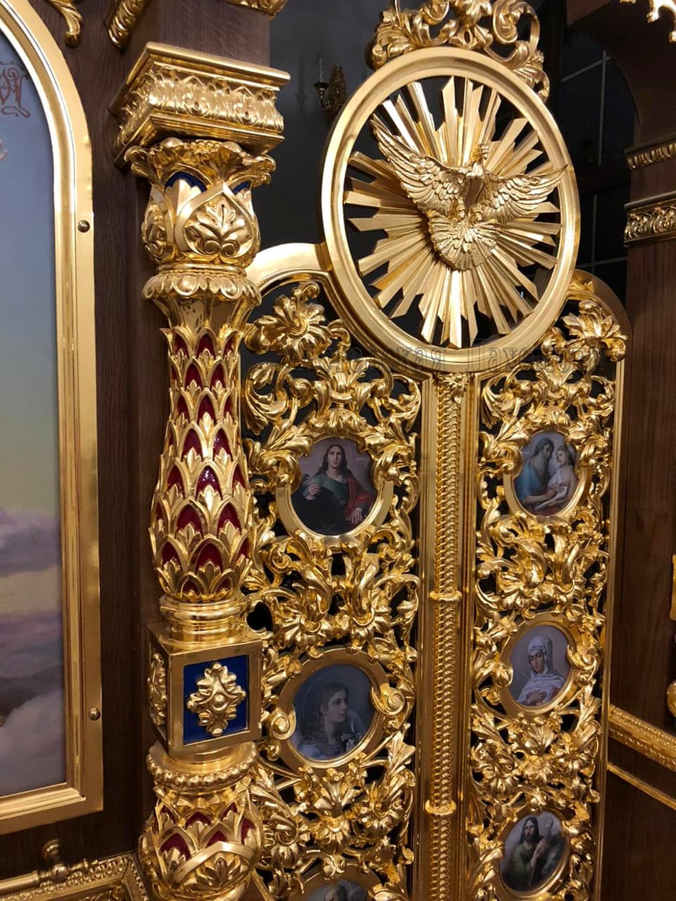 Царские врата иконостаса храма резьба, золочение