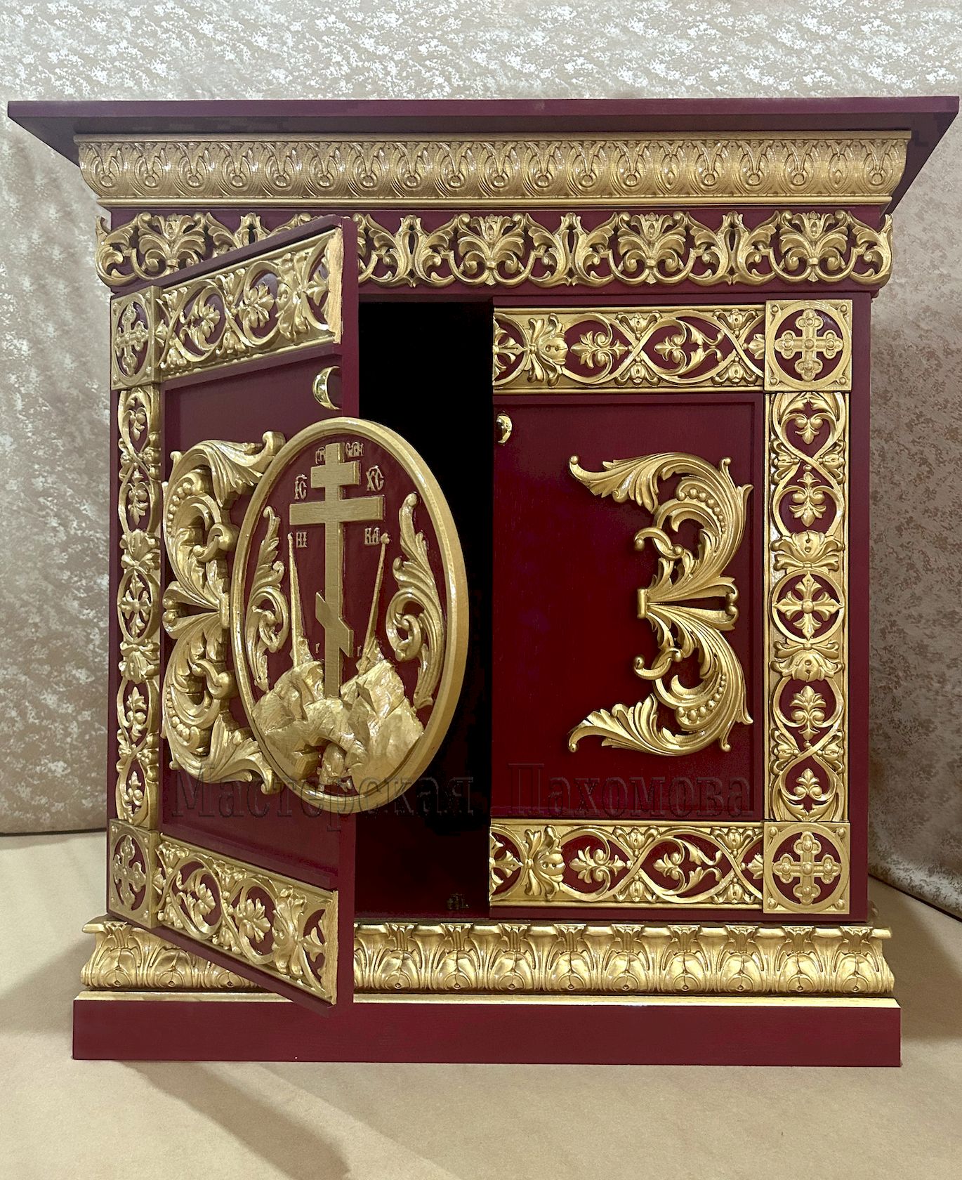Жертвенник резной, красный с золотом для православного храма - мастерская Пахомова