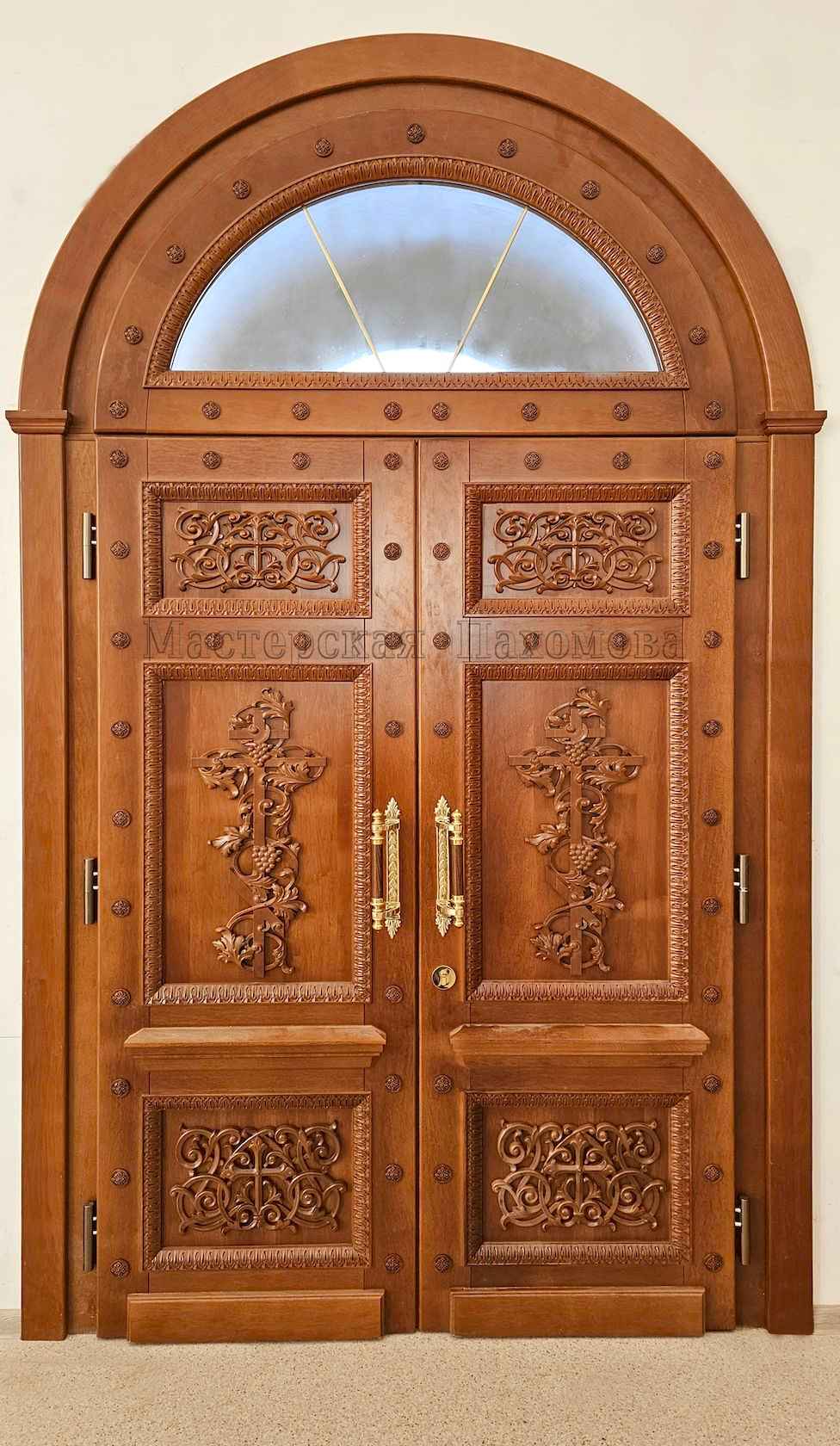 Входная арочная дверь из массива с резным декором для Храма Алексия