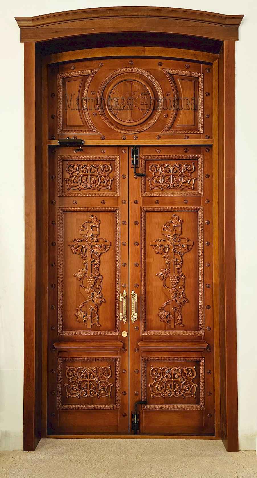 Храмовая дверь из дерева изготовленная на заказ в мастерской Пахомова