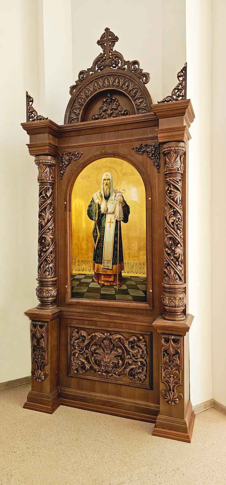 Деревянный напольный киот с иконой - Храм в честь св. Алексия Московского