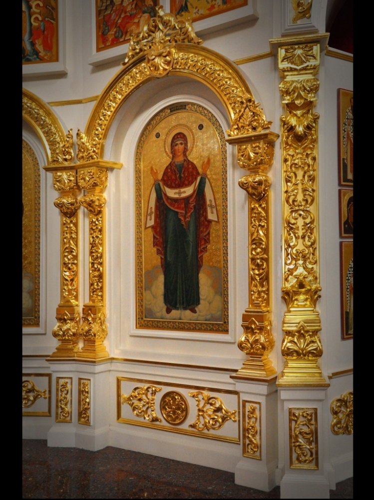Резной фрагмент центральной части иконостаса. Резной декор покрыт сусальным золотом