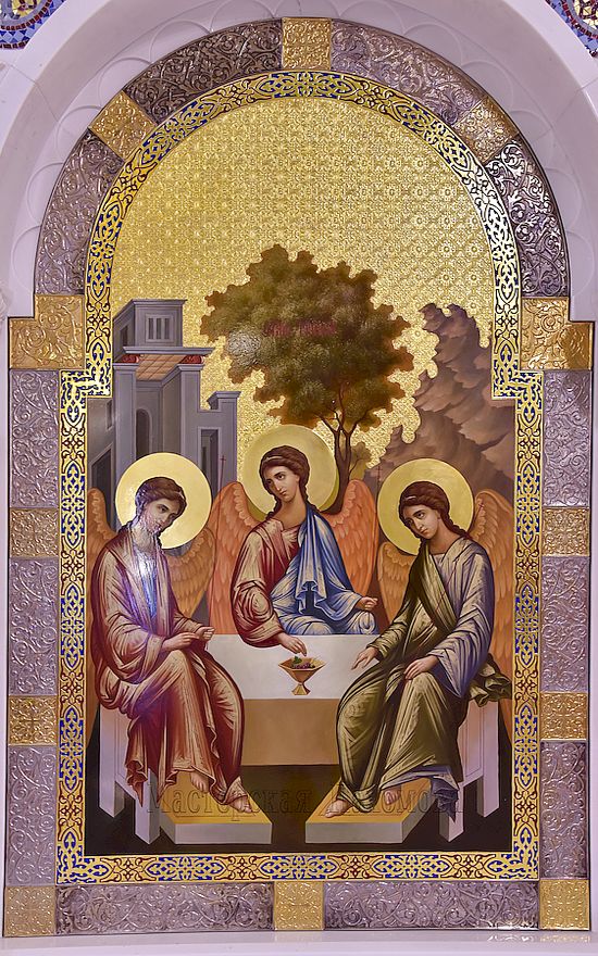 Святая Троица - писанная икона в иконостас на золотом фоне