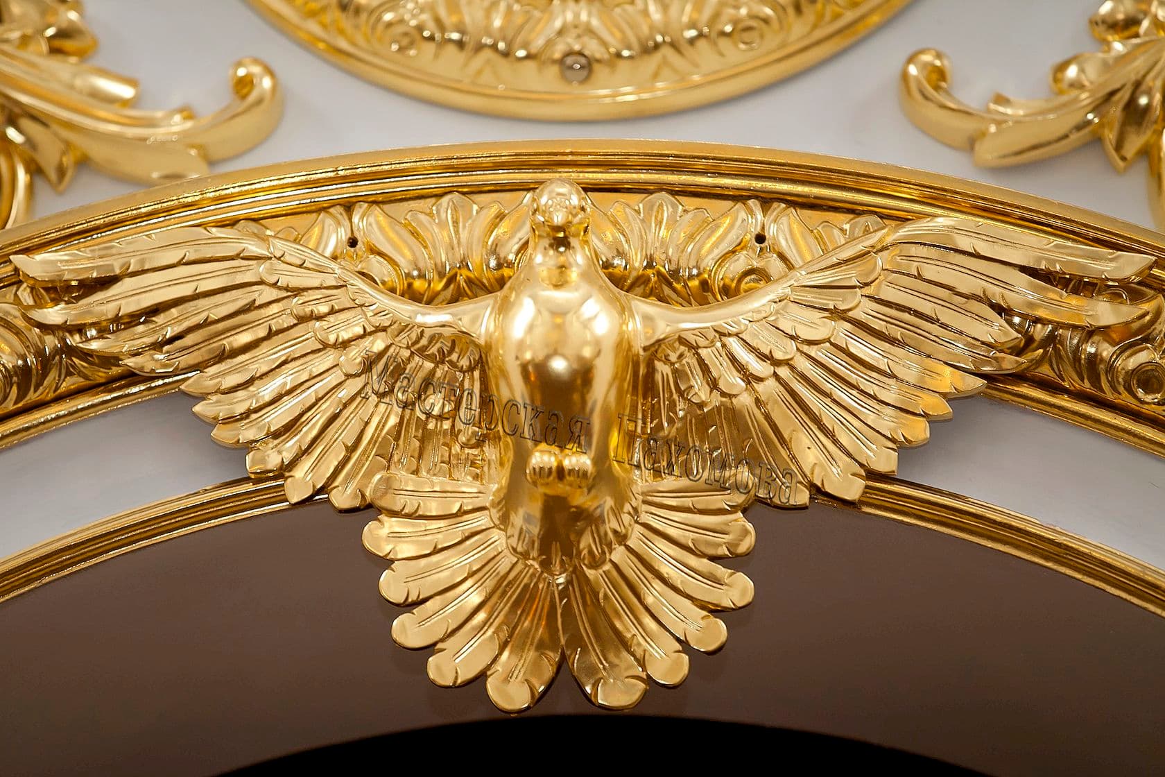 Голубь над царскими вратами, ручная резьба и полное покрытие золотом