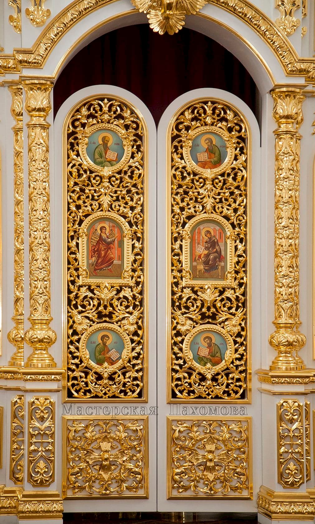 Иконостас в храме Сергия Радонежского. Резьба по дереву, позолота