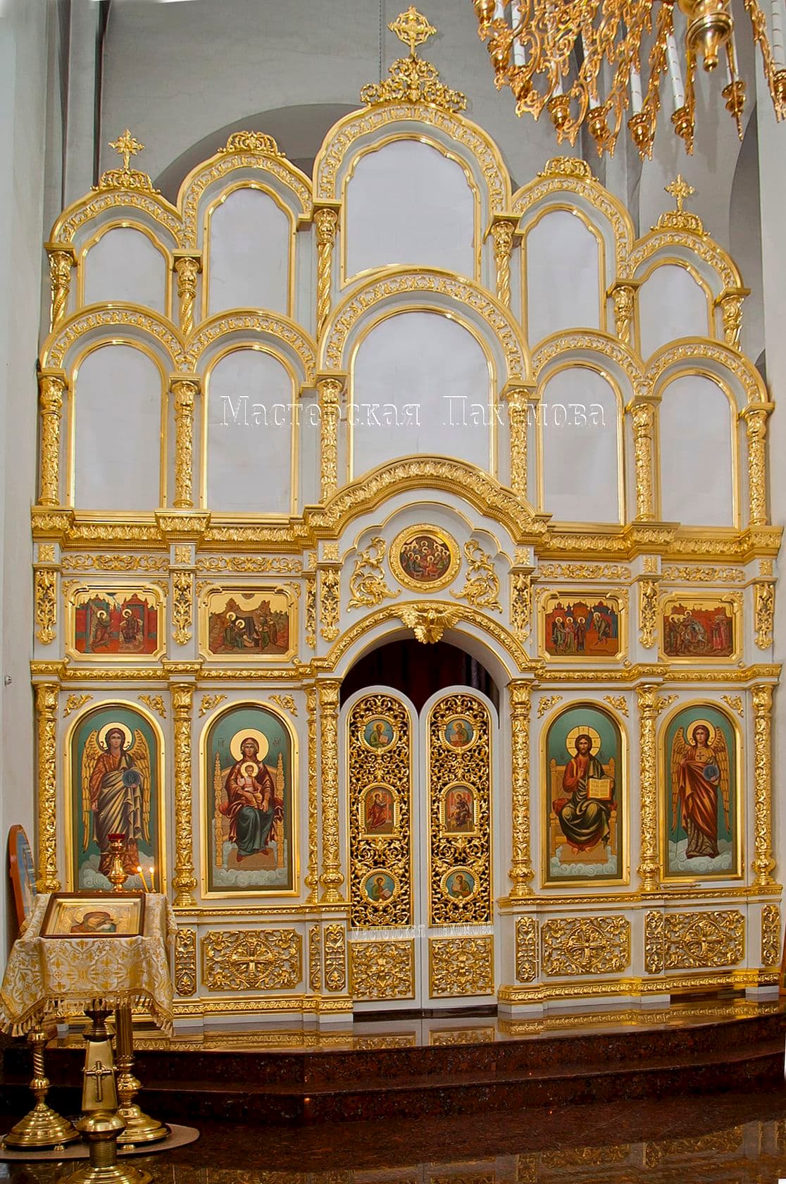 Резной иконостас Ставрополь . Заказать деревянный иконостас с резным декором и золочением