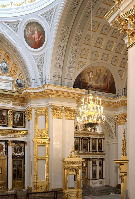 фото Иконостас Казанского собора состоит из трех частей, поскольку храм трехпридельный