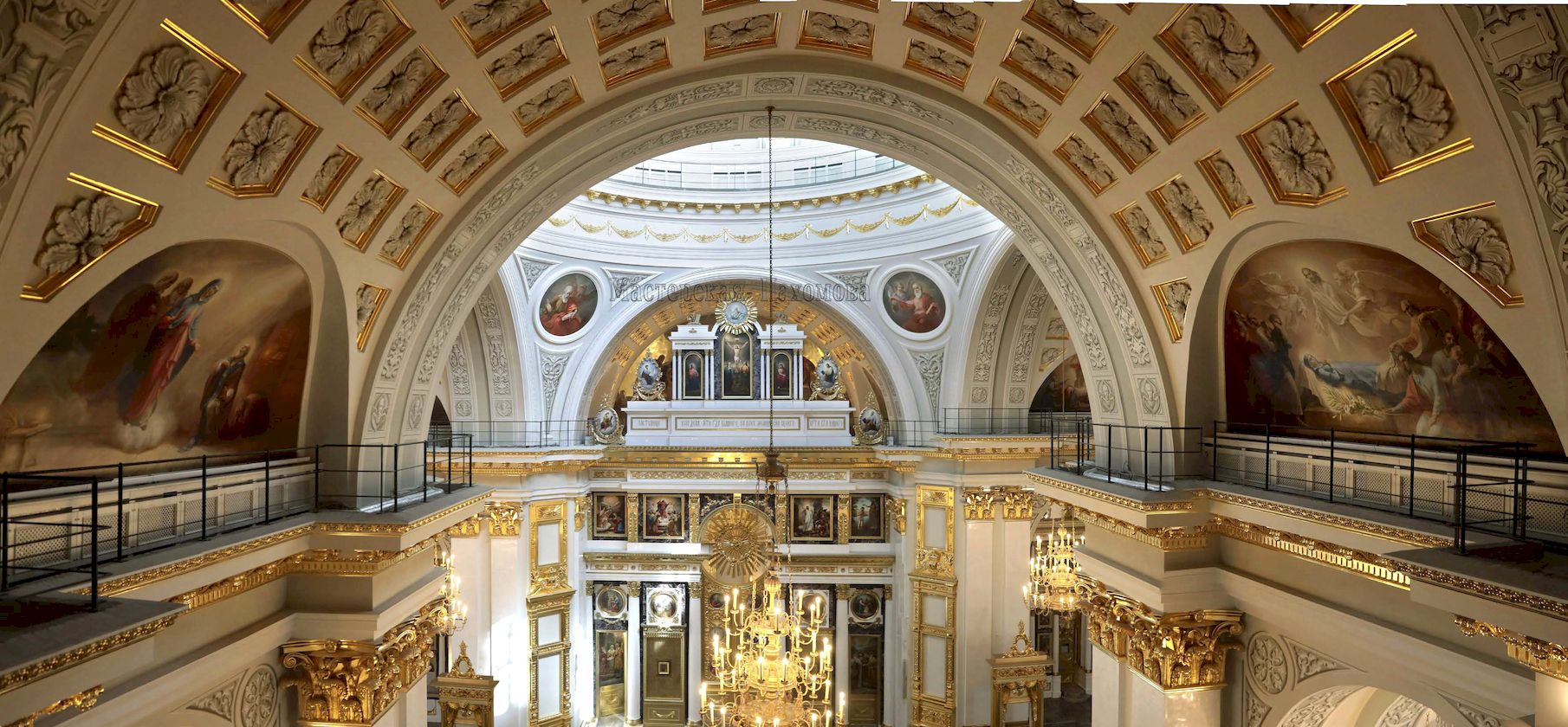 Фото Иконостас верхнего храма Казанского собора изготовлен в мастерской Пахомова