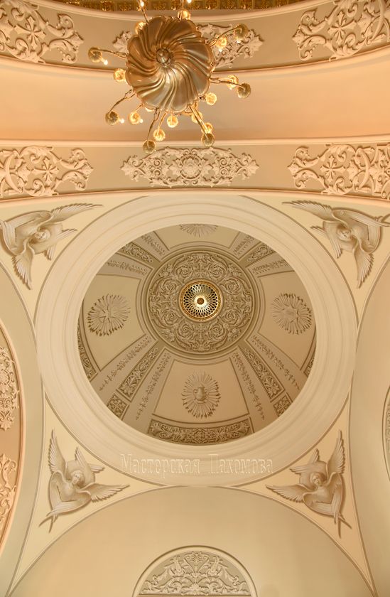 Мастера альфрейной живописи расписали малый купол собора Казанской иконы Божией Матери