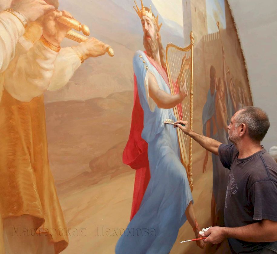 Художник Евгений Кравцов трудится над образом царя Давида в окружений своей свиты