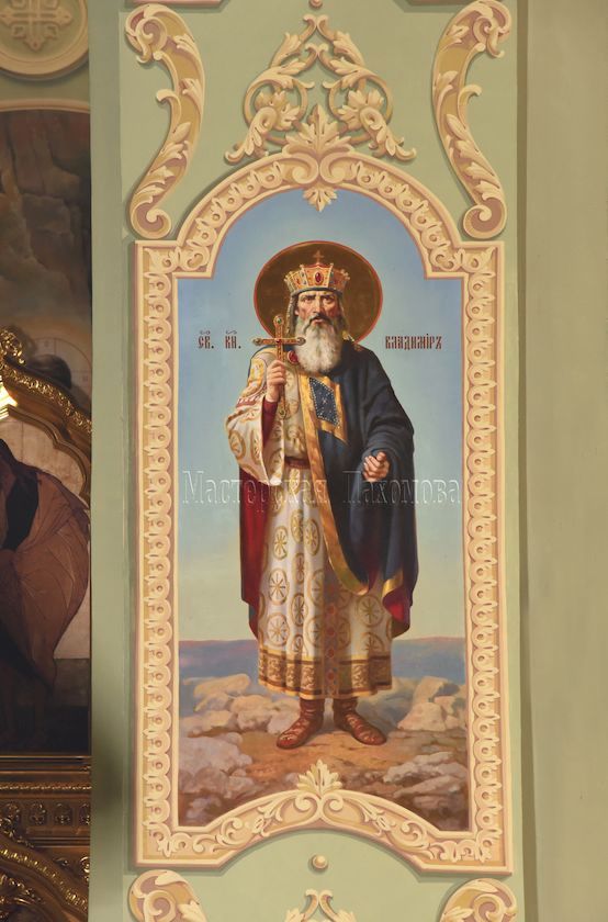 Стены кафедрального сбора украшены иконами и настенной живописью. Св. князь Владимир
